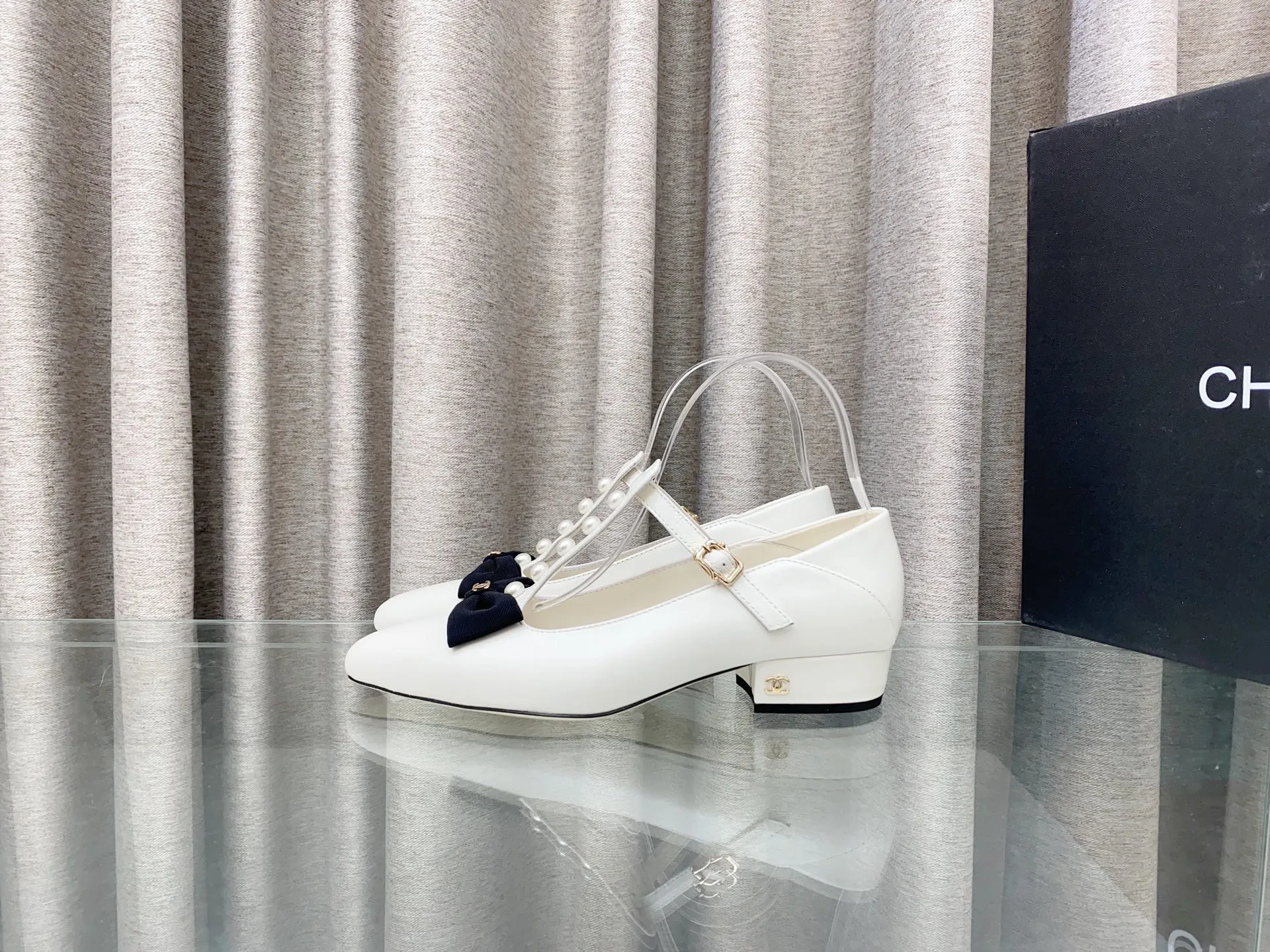 👟👟Ex-factory price 620👟👟 25Ss new spring and summer Chanel small fragrant pearl bow Mary Jane shoes. The cute bow decoration is playful and elegant ~ the upper is decorated with pearls, full of exquisiteness, and you can walk properly and beautifully! It's 100% sweet and so beautiful that you can't take your eyes away. It's comfortable and not tiring for your feet. It lengthens your leg lines! Have beauty and wear it with your own style and attitude! Upper: Lambskin Lining: Lambskin lining Sole: Italian genuine leather sole Size: 35-39 (40, 41 customizations are not returnable)